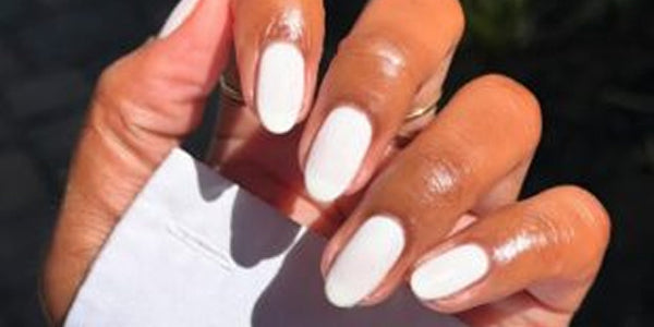 As unhas brancas e delicadas estão em alta – e nós te ajudamos a encontrar a melhor opção