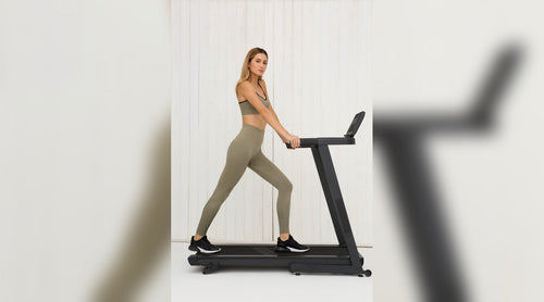 Mulher em cima de usa esteira vestindo uma legging com bolso.