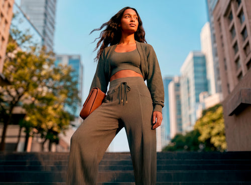 Mulher com um look da tendência athleisure