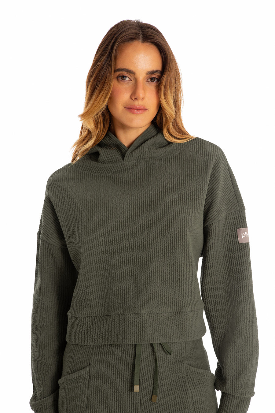Blusa Cropped Canelada Com Capuz Athleisure Verde Militar