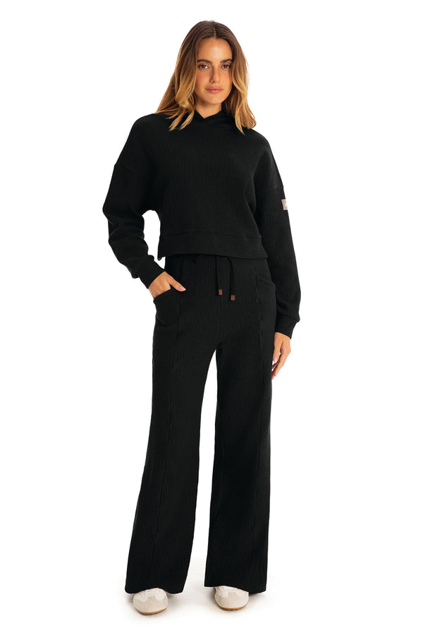 Calça Pantalona Canelada Com Bolso Athleisure Preto