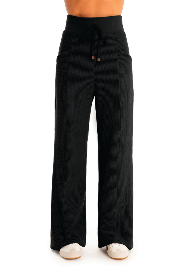 Calça Pantalona Canelada Com Bolso Athleisure Preto