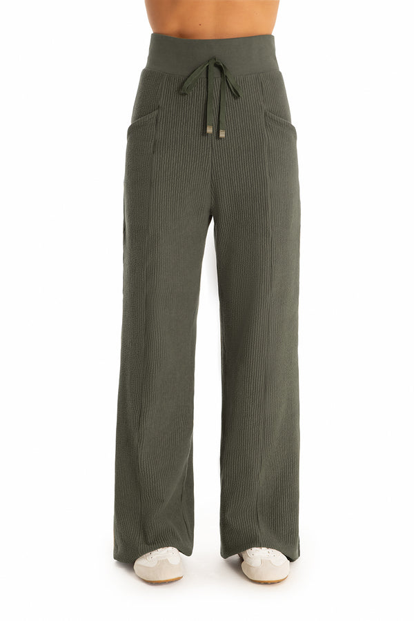Calça Pantalona Canelada Com Bolso Athleisure Verde Militar
