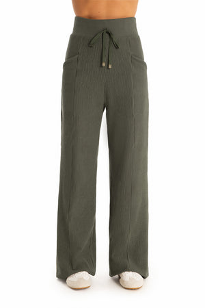 Calça Pantalona Canelada Com Bolso Athleisure Verde Militar