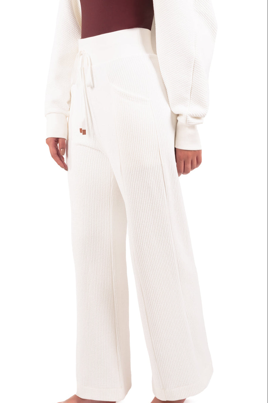 Calça Pantalona Canelada Com Bolso Athleisure Off White