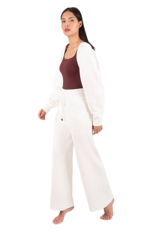 Calça Pantalona Canelada Com Bolso Athleisure Off White