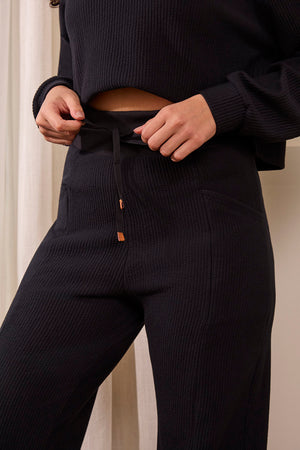 Calça Pantalona Canelada Com Bolso Athleisure Preto