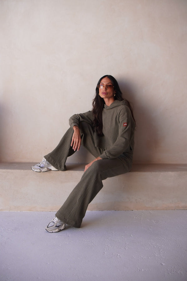 Blusa Cropped Canelada Com Capuz Athleisure Verde Militar