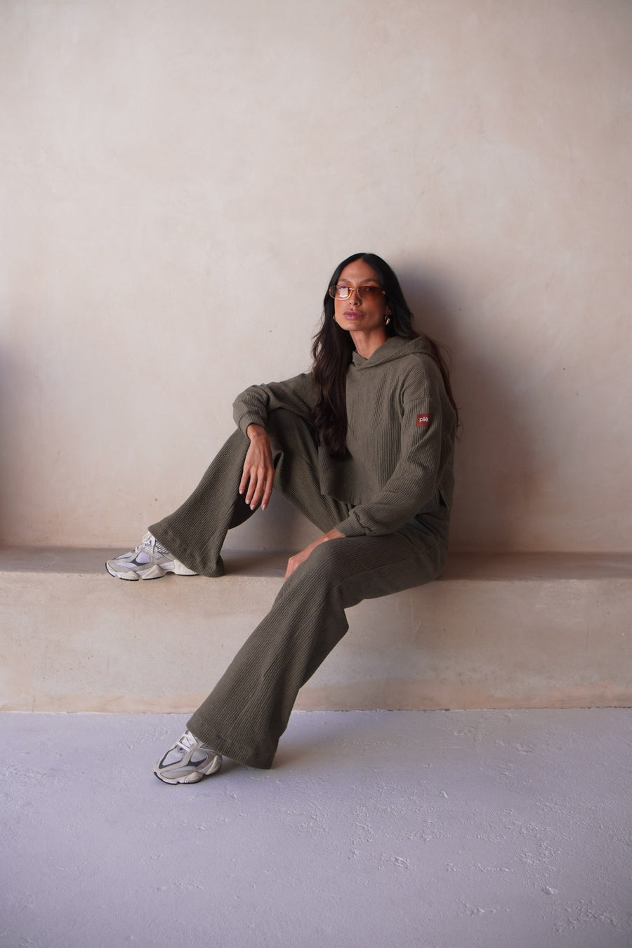 Blusa Cropped Canelada Com Capuz Athleisure Verde Militar
