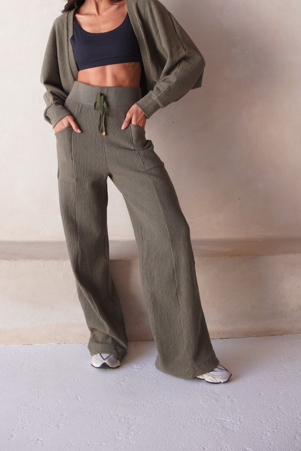 Calça Pantalona Canelada Com Bolso Athleisure Verde Militar